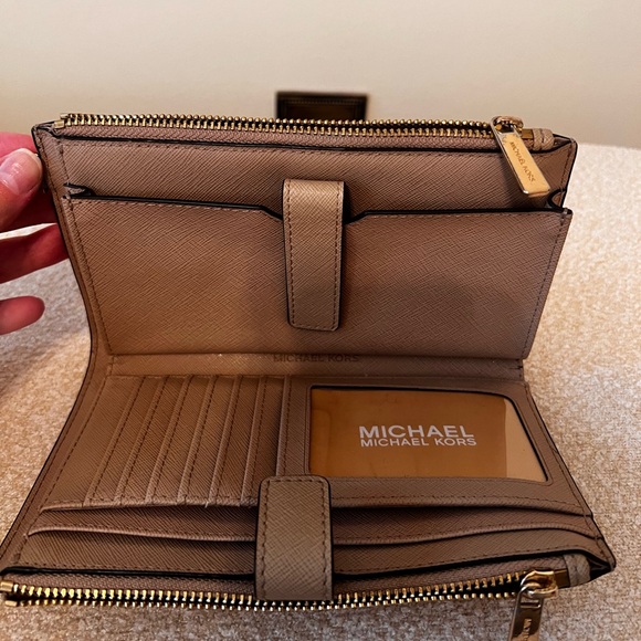 Michael Kors Wallet - Picture 5 of 8